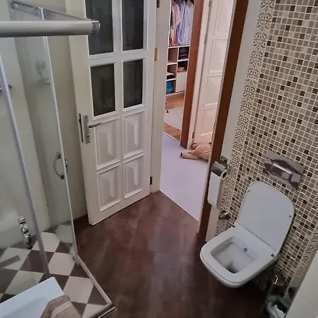 Location Stylish And Spacious *